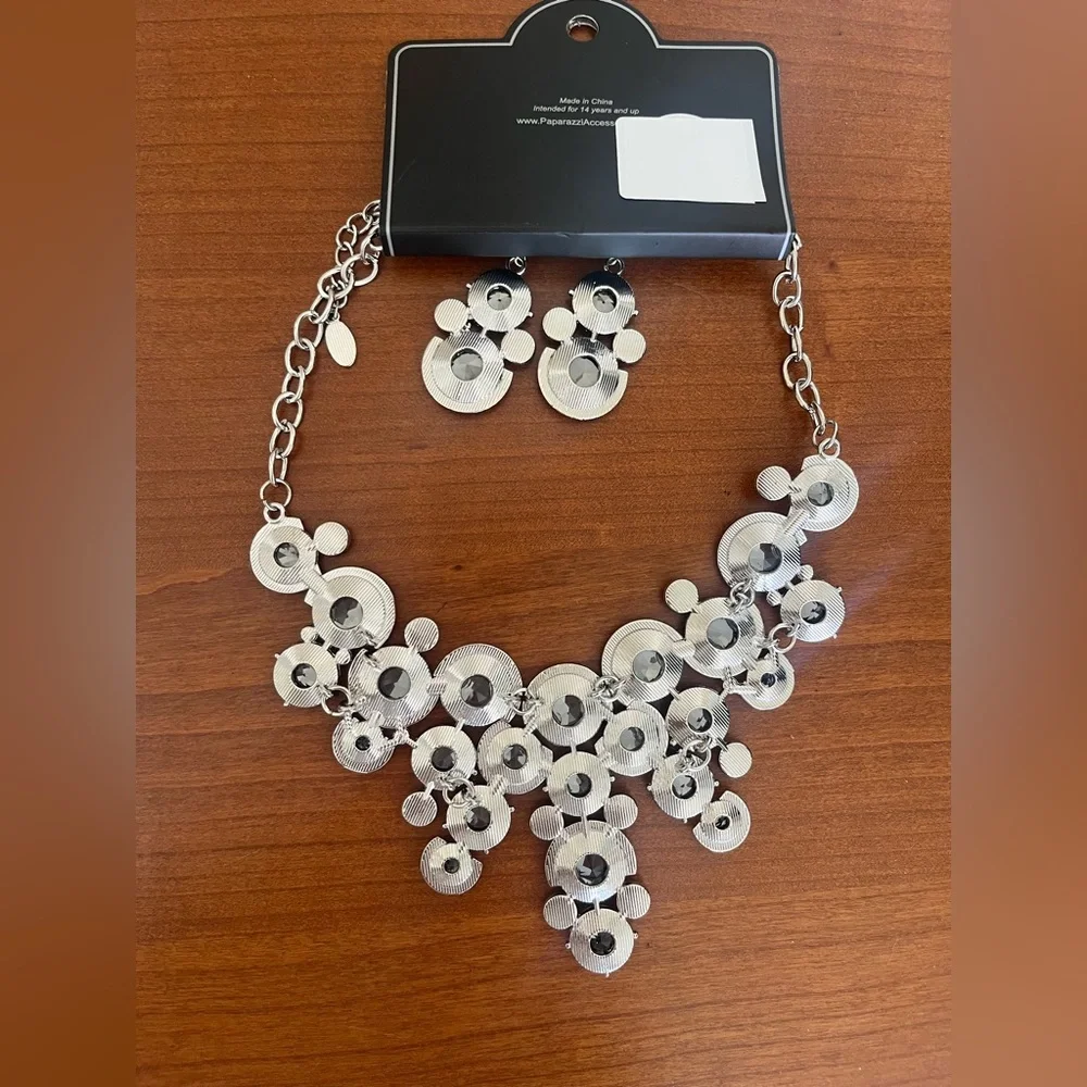 Paparazzi Zi Collection Silver Necklace with matching earrings NWT